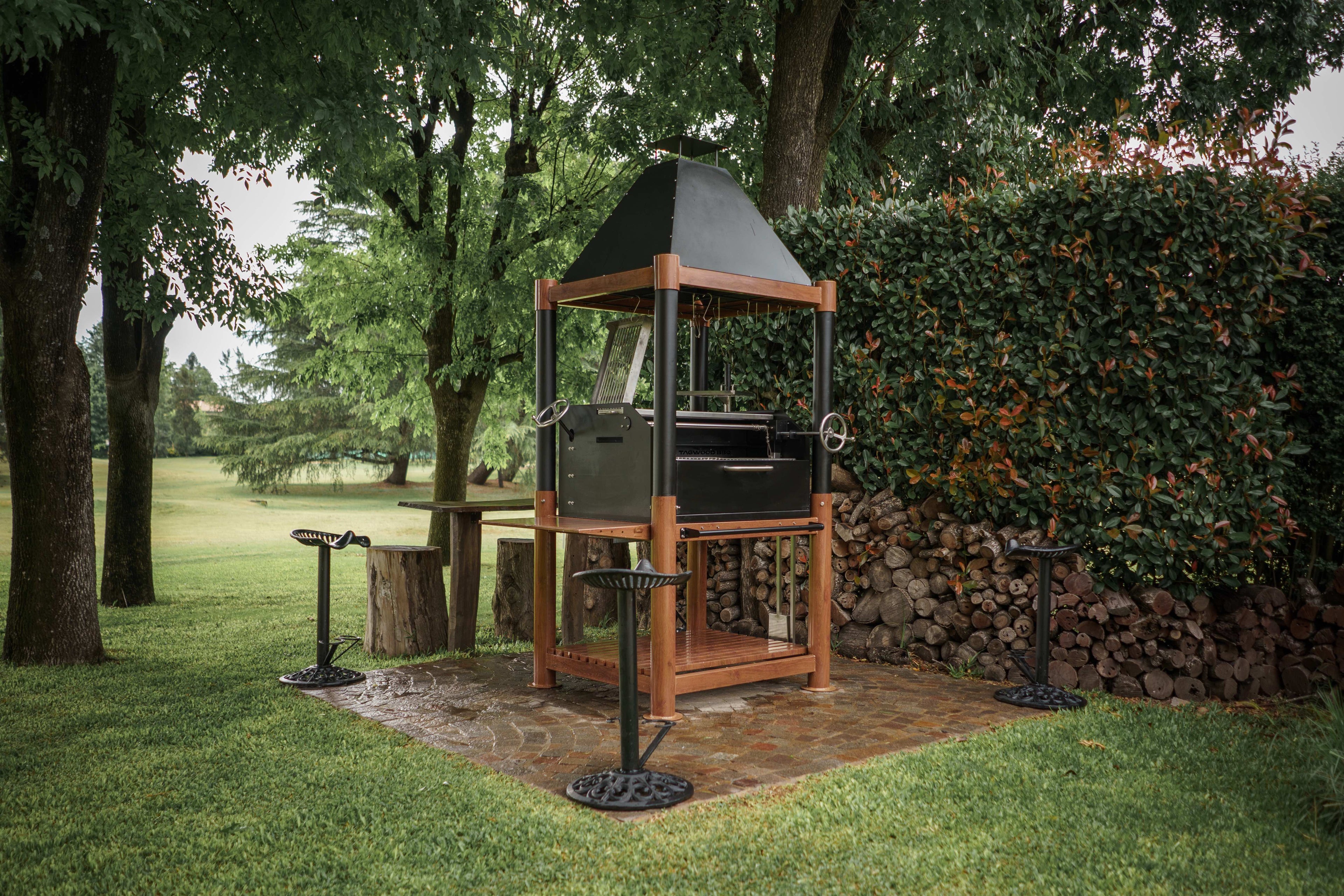 Tagwood BBQ02SI Freestanding Santa Maria Grill