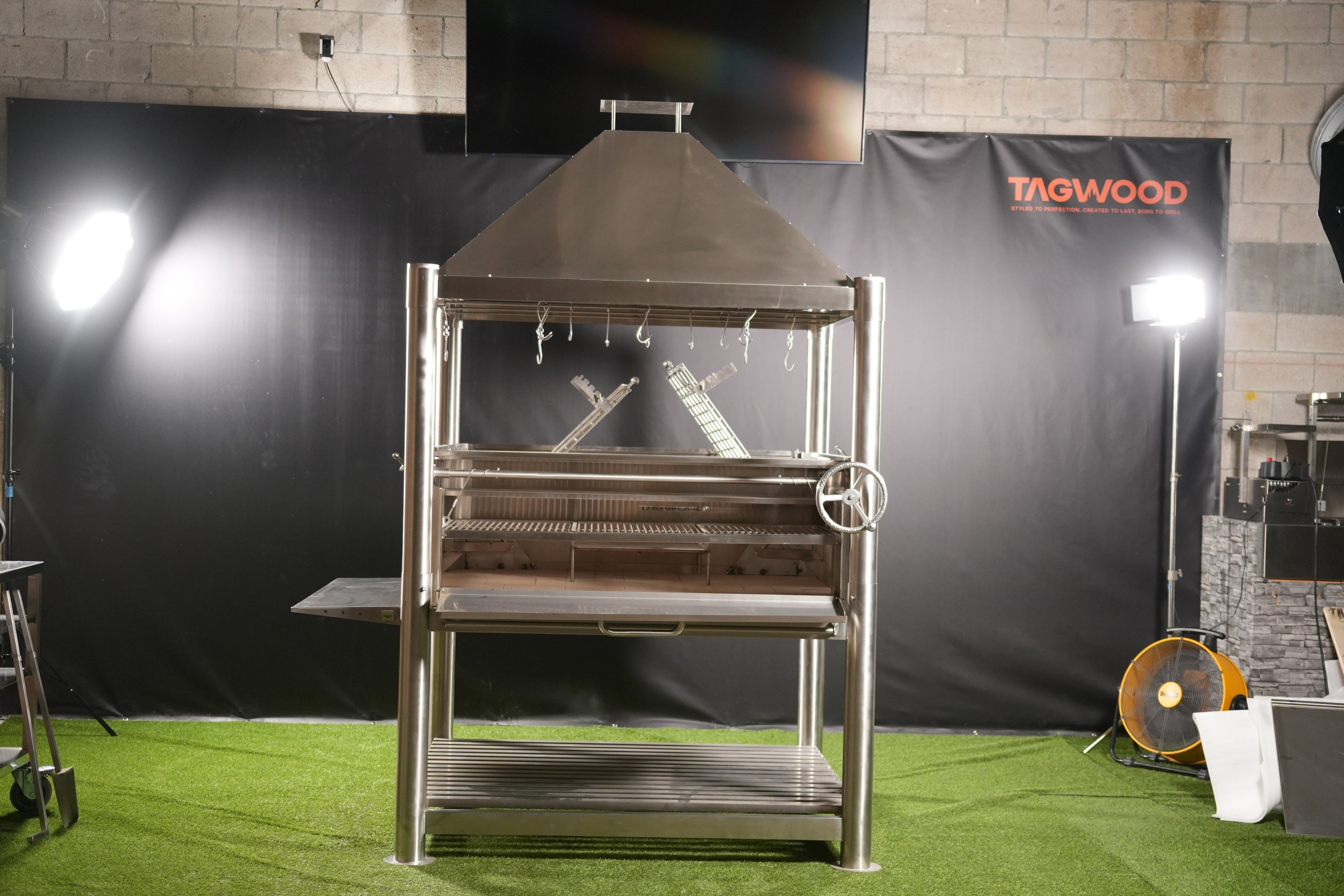 Tagwood BBQ22SS Freestanding Santa Maria Grill
