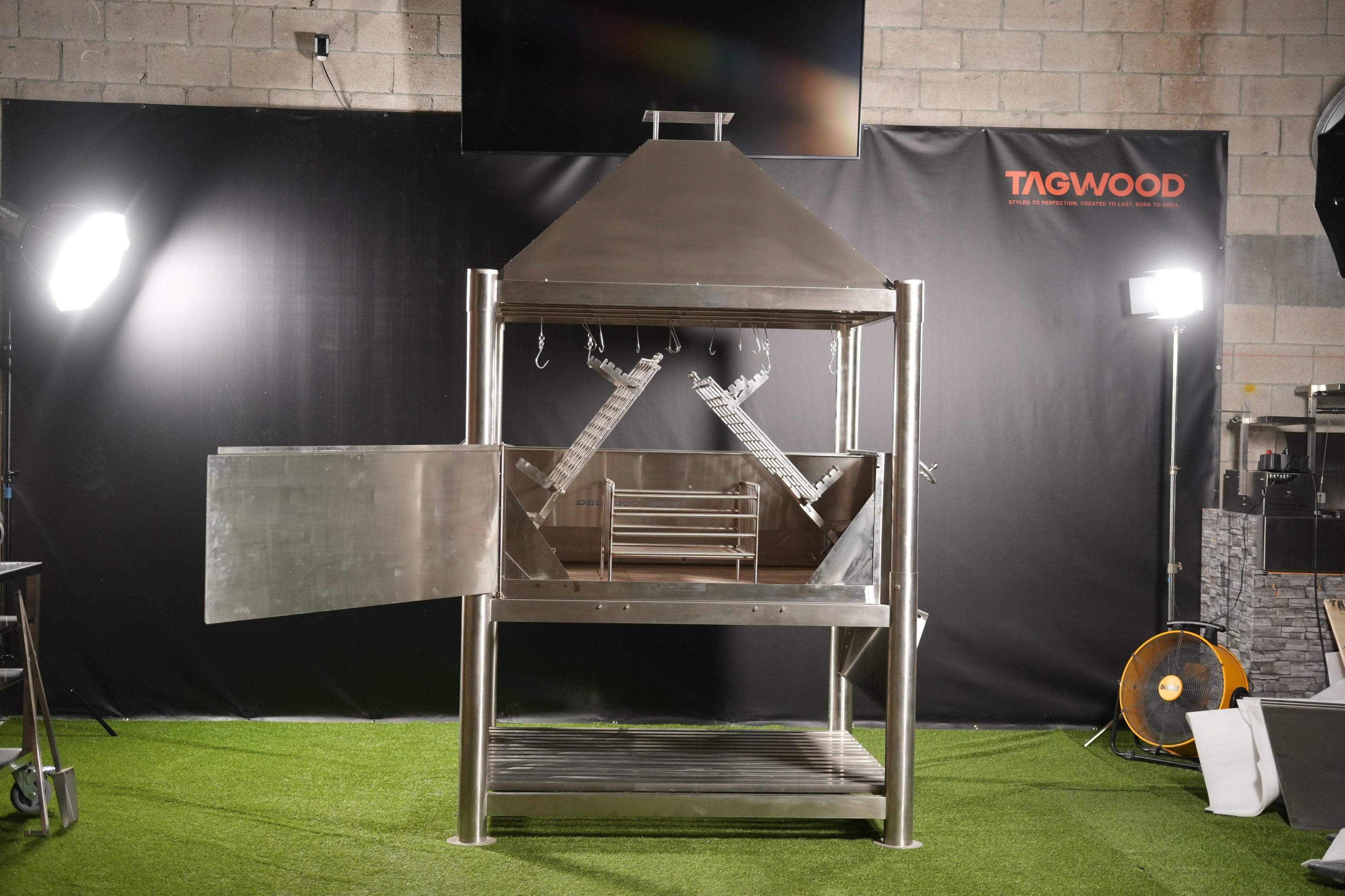 Tagwood BBQ22SS Freestanding Santa Maria Grill