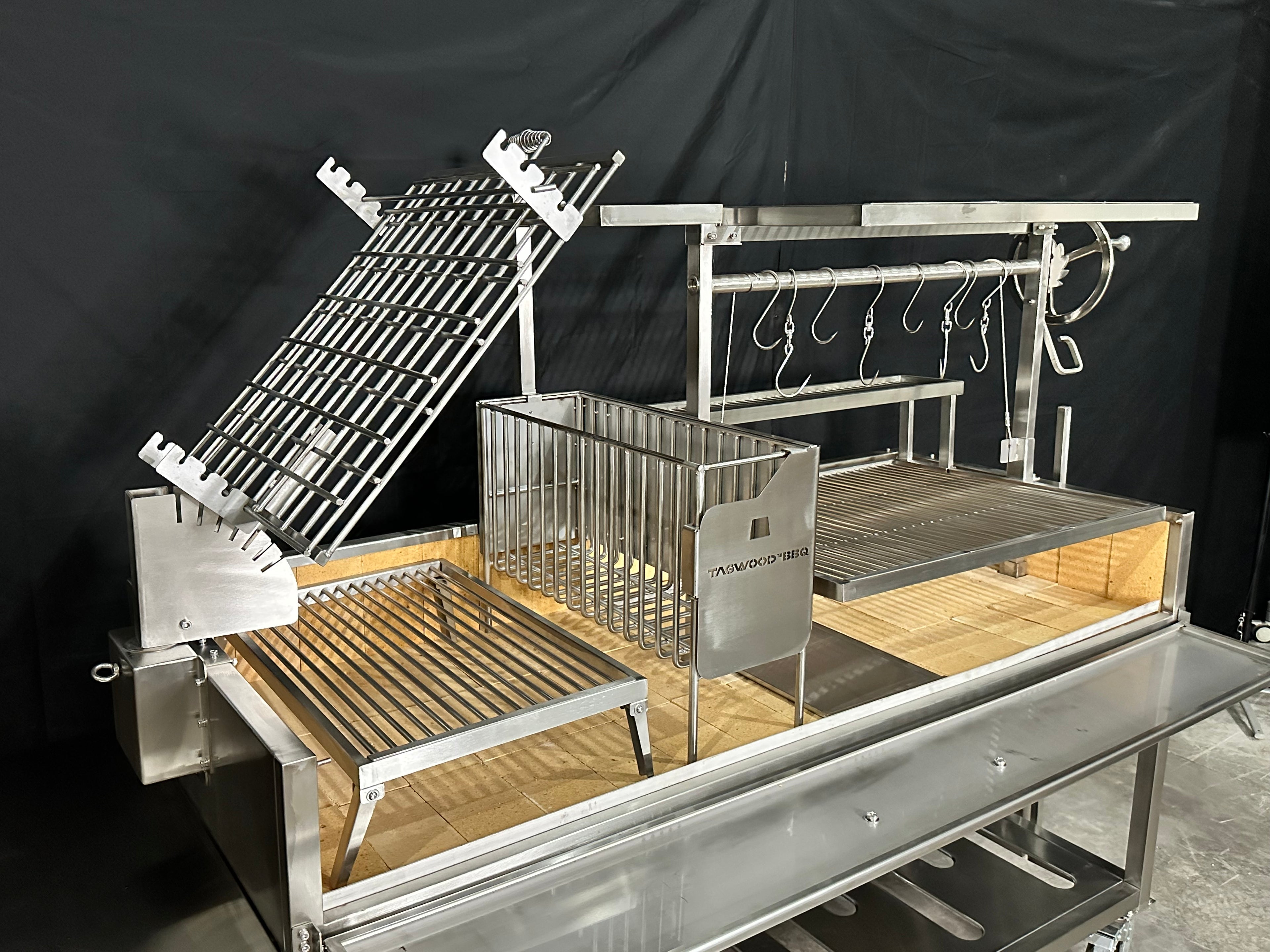 Tagwood BBQ26SS Freestanding Santa Maria Grill